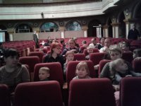 Первый групповой поход в театр детей и родителей младшей группы